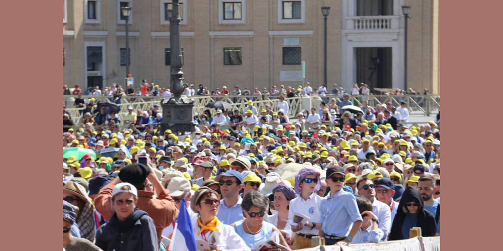 15 Maggio 2022 Canonizzazione di San Giustino Russolillo, Piazza San Pietro in Vaticano. Cappelli gialli sono i laici e religiosi Vocazionisti