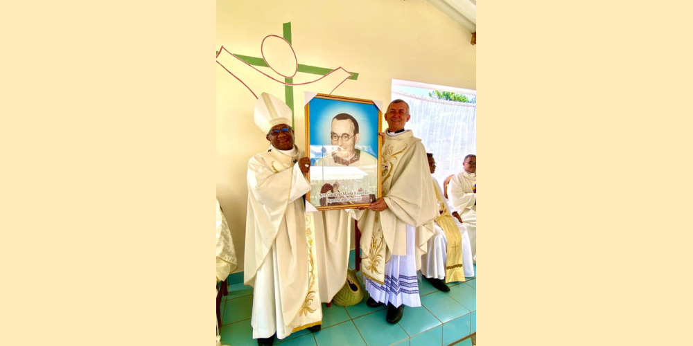 Vescovo di Antananarivo e il superiore generale dei Vocazionisti . 18 marzo 2023 Ordinazione sacerdotale di Padre Fabien Ramiandrisoa in Antananarivo, Madagascar